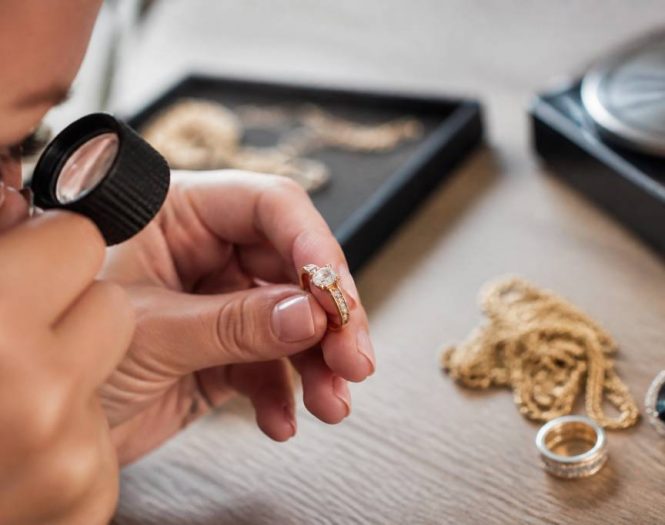 Bijoux en or sertis de pierres : comment évaluer leur valeur réelle avant la revente ?