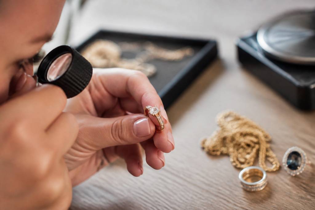 Bijoux en or sertis de pierres : comment évaluer leur valeur réelle avant la revente ?